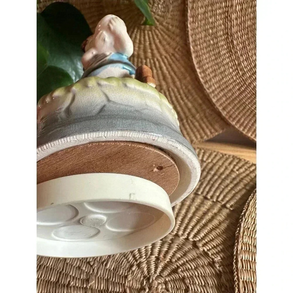 Vintage Hummel Look Musical Figurine Music Box girl with pie and duck - Picture 5 of 6